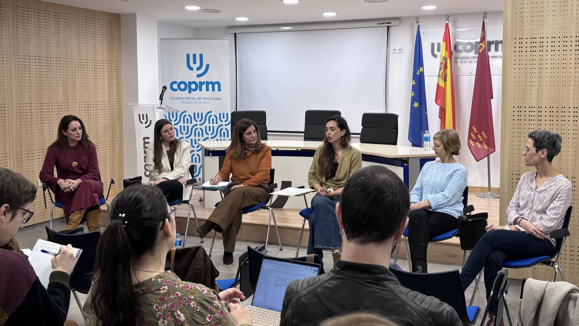 Mesa Debate celebrada con motivo del Día de la Psicología. (La Opinión de Murcia)